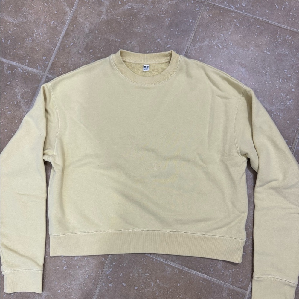 Uniqlo Women’s crew light yellow cream Sweater medium